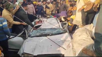 MP News: गुना में भीषण सड़क हादसा: ओवरटेक करते समय चलती कार पर पलटा ट्रक, हादसे में चार की मौत MP News: Four people died in a horrific road accident in Guna.