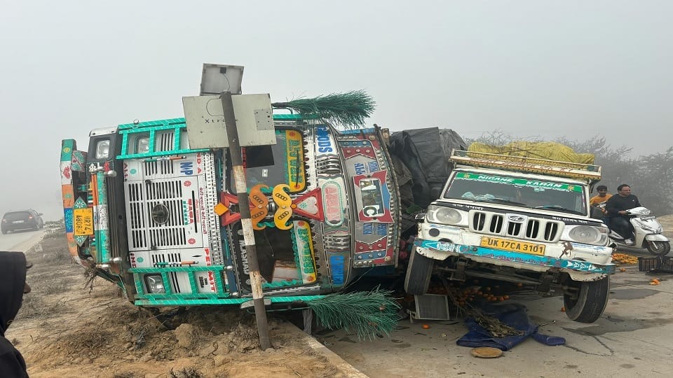 Vehicles collide again due to fog in Fatehabad, policeman stopped vehicles and slowed down their speed