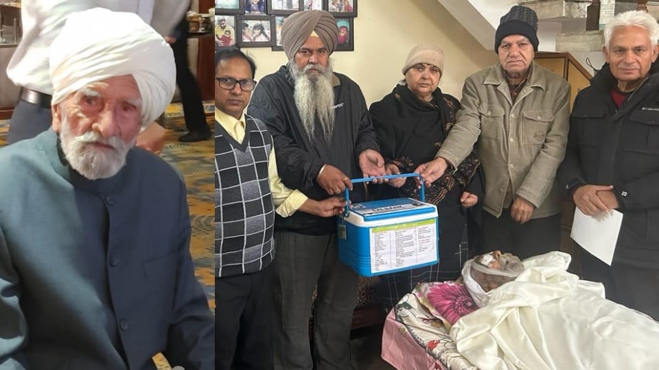 Ujagar Ram Chamber donate eyes after death at 110 years age