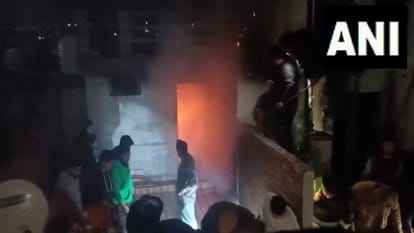 J&K Fire News: जूते की दुकान आग में जलकर खाक, मौके पर दमकल की गाड़ियां मौजूद J&K Fire News Shoe shop gutted in fire