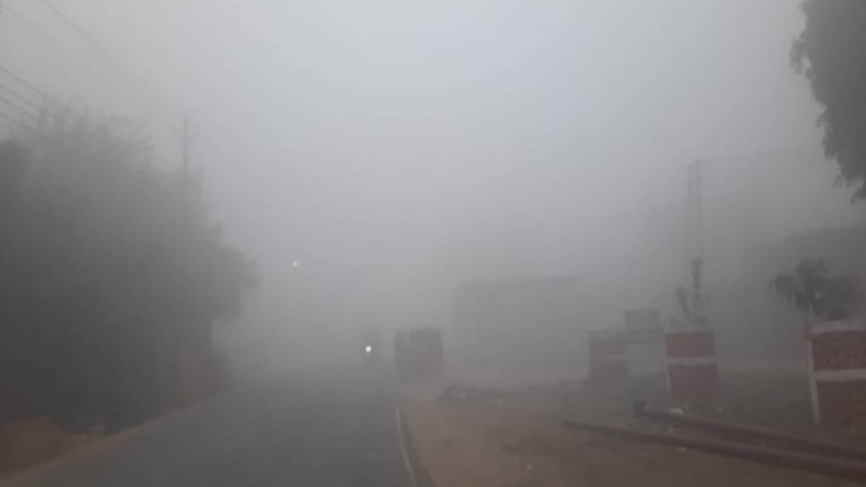 vehicles kept crawling on the highway Due to dense fog in Mainpuri