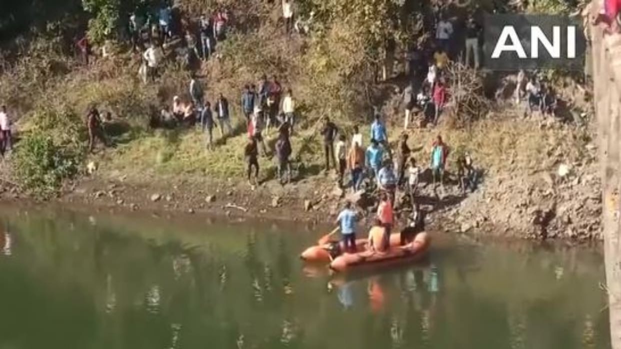Mandala News Innova car broke the railing and fell into the river two youth died