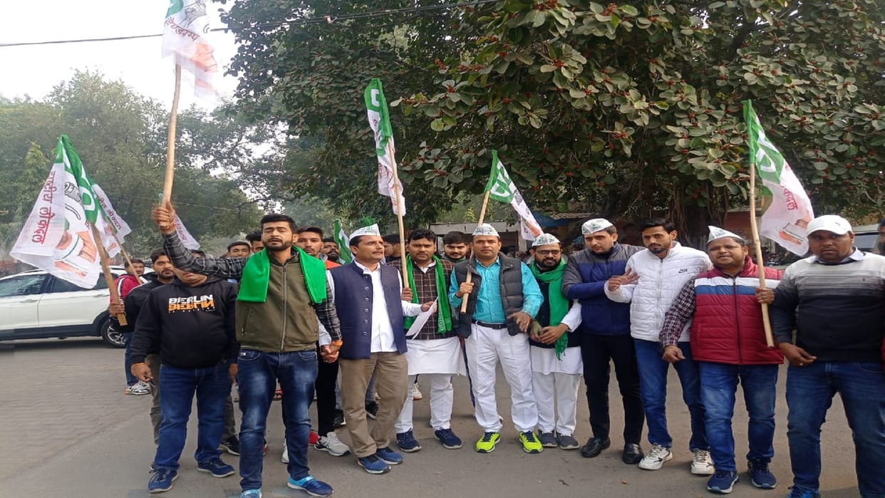 UP Constable Bharti: Youth RLD protest at DM office in Meerut and demand for age relaxation