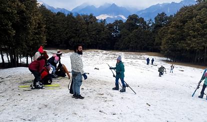 New Year 2024 Tourists Crowd in Auli Liked Pahadi Food hotels and lodges up to 80 percent full