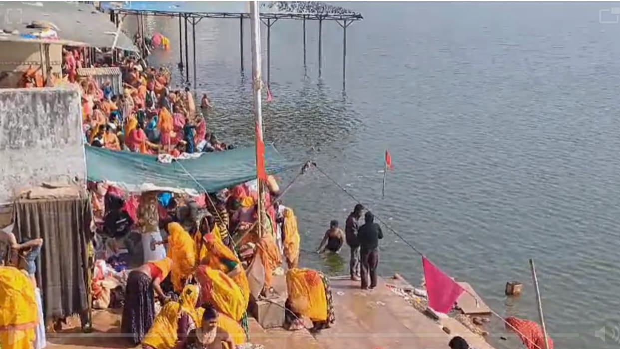 Thousands of devotees took a dip of faith in Pushkar Sarovar on the full moon day