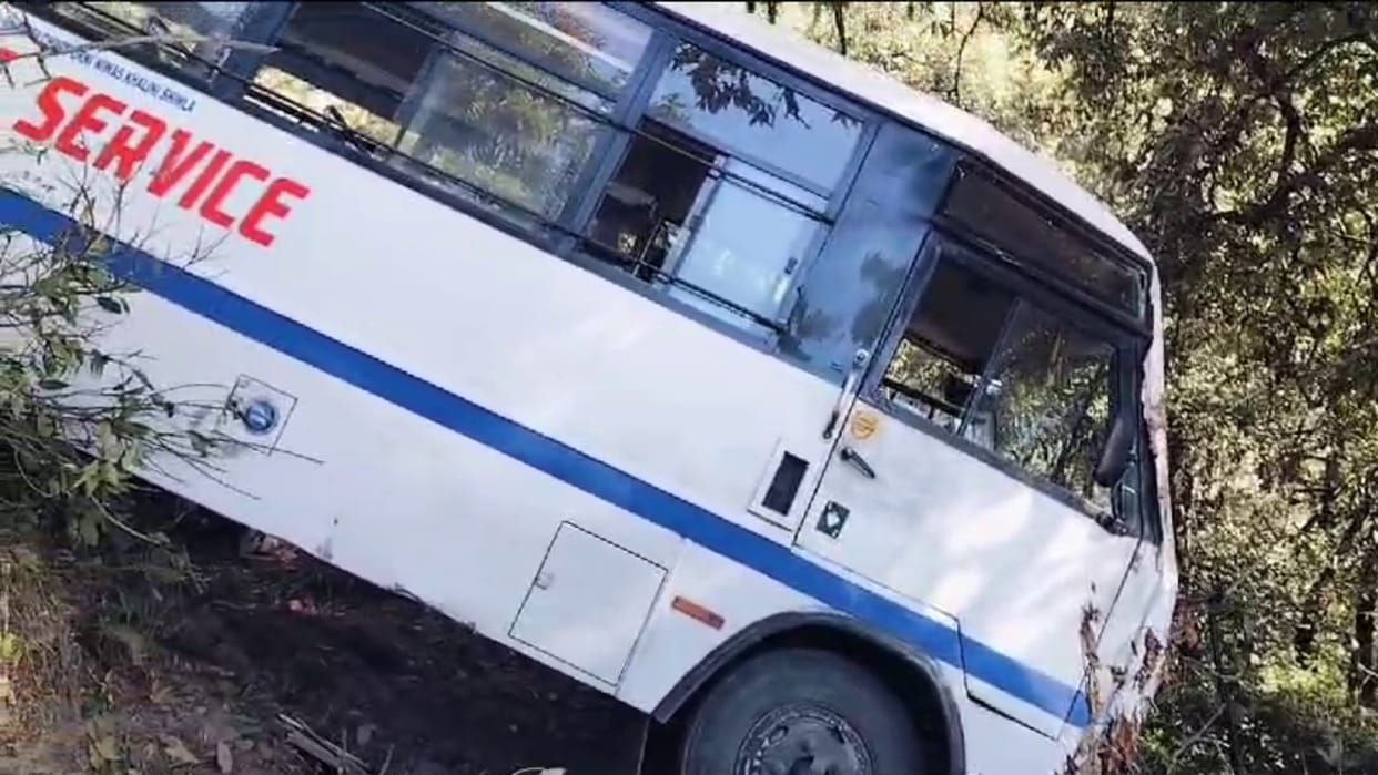 Shimla Bus Accident: private bus overturned in shimla narrow escape for passengers
