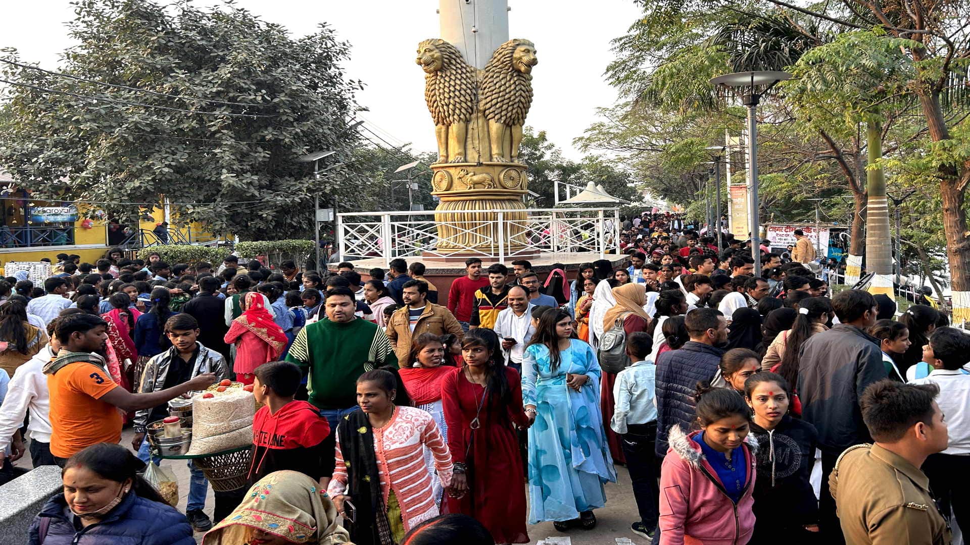 Celebrated Christmas by going on a cruise, crowd of tourists gathered on boating
