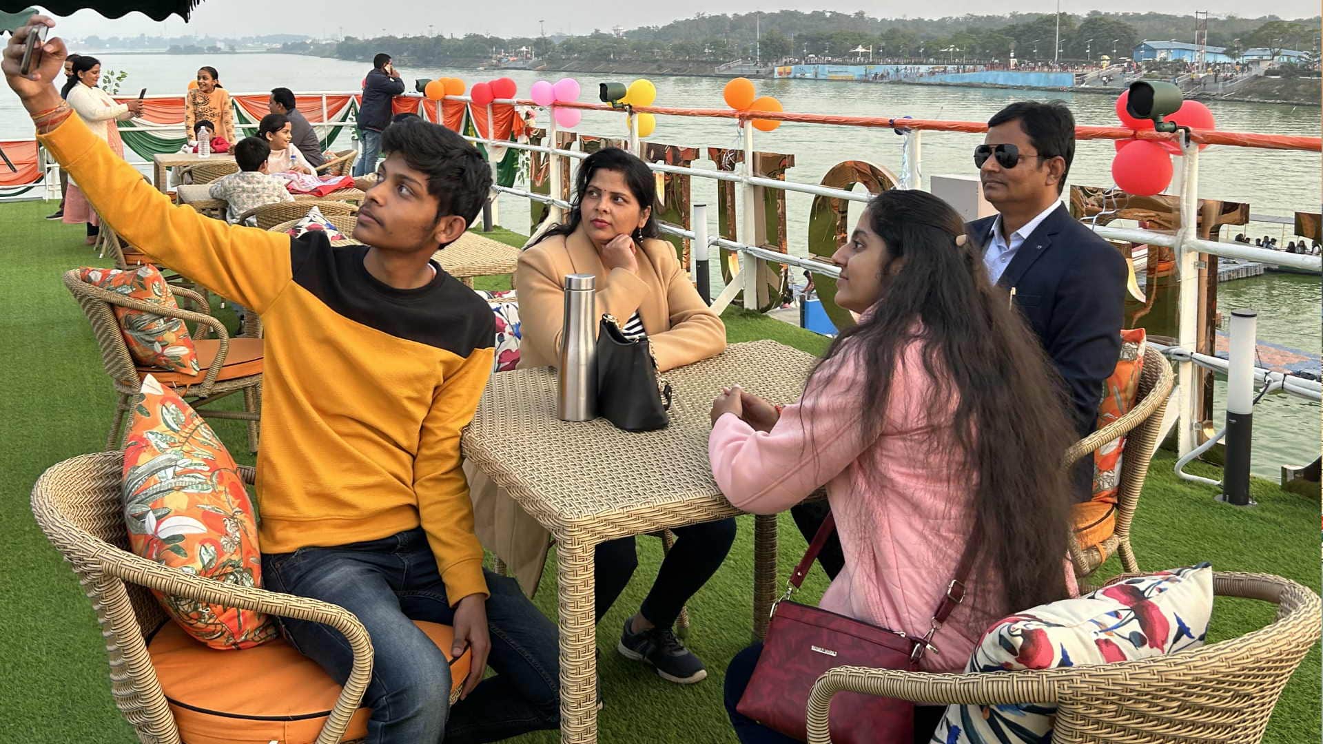 Celebrated Christmas by going on a cruise, crowd of tourists gathered on boating