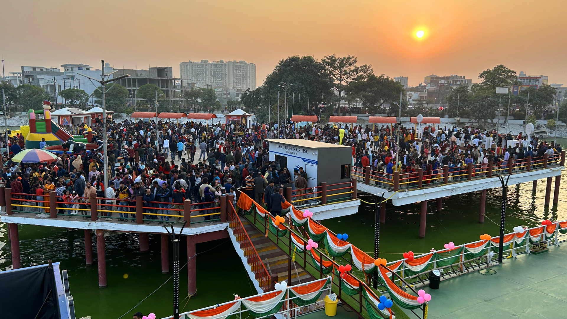 Celebrated Christmas by going on a cruise, crowd of tourists gathered on boating