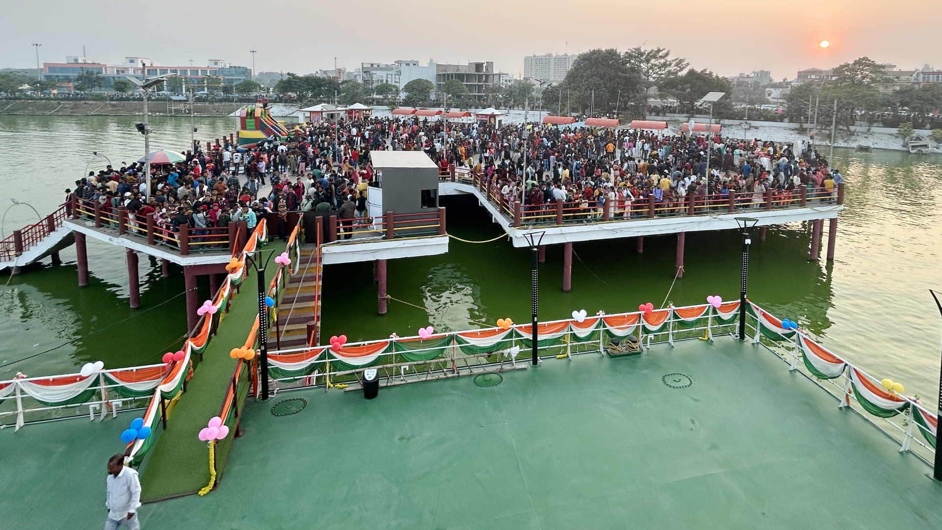 Celebrated Christmas by going on a cruise, crowd of tourists gathered on boating