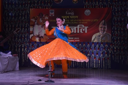 Tulsighat echoed with the tune of Saajan and the beats of Sanju's tabla, Kathak of Gemini