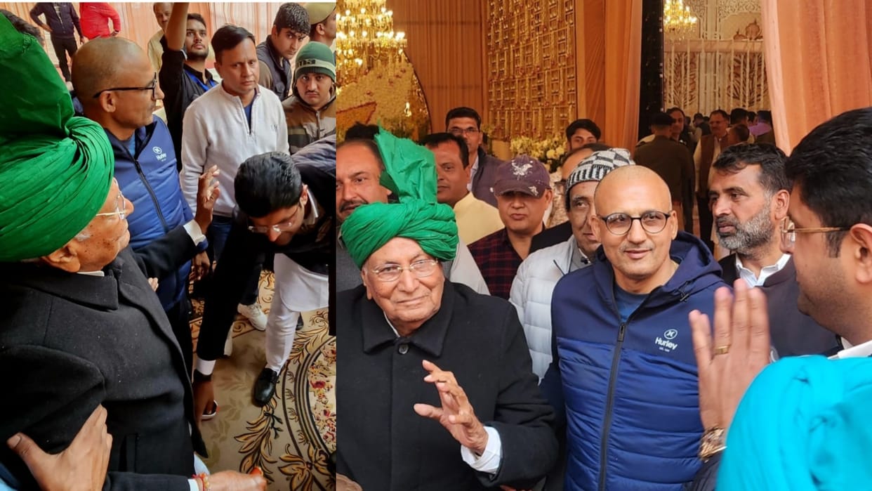 Haryana: Dushyant Chautala touched the feet of grandfather OP Chautala and took blessings