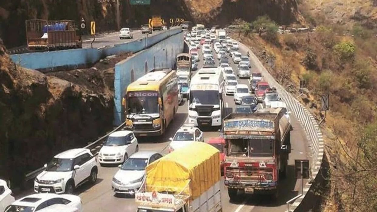 12 kilometer long jam on Mumbai Pune Expressway, more than 100 cars broke down