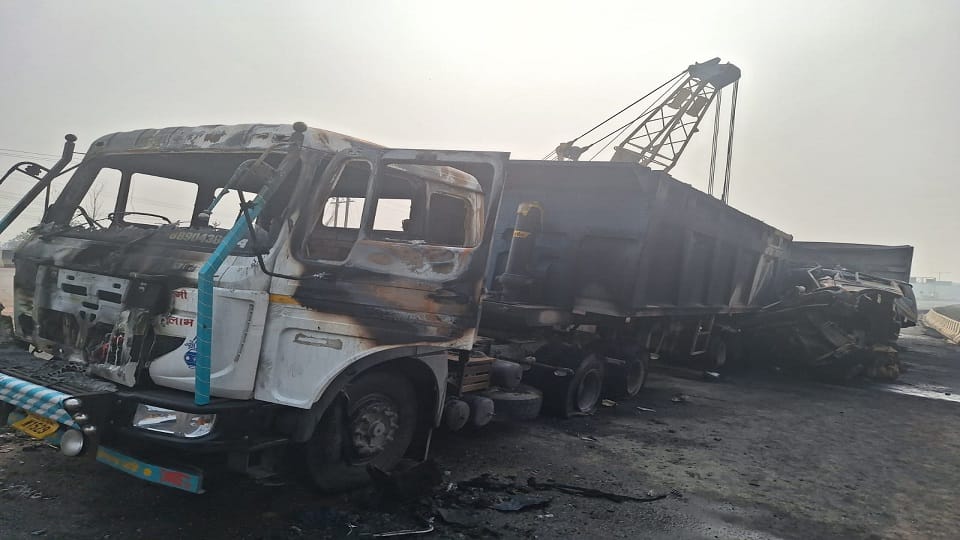 Major accident due to fog on Delhi-Mumbai Expressway, fire broke out in highway, driver burnt alive