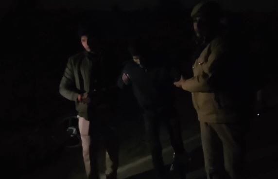 Azamgarh Encounter: पुलिस मुठभेड़ में लूट के आरोपी को लगी गोली, अंधेरे का फायदा उठाकर दूसरा बदमाश फरार
