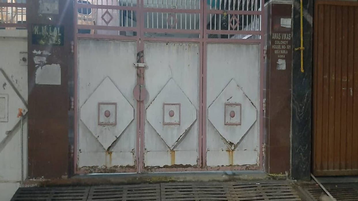 house of former Municipal Commissioner was taken hostage and looted In Agra while filed report into theft