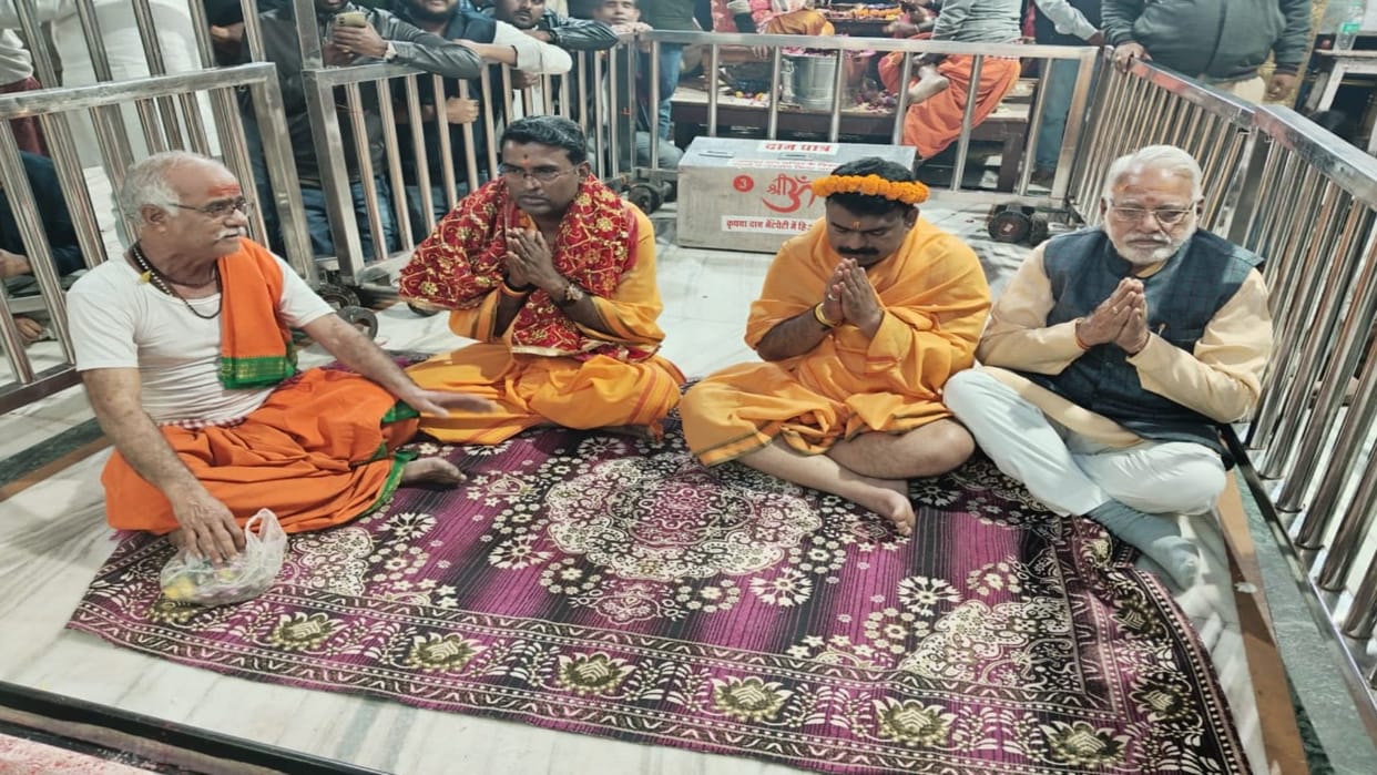 Actress Sania Malhotra and Minister of State Dilip Ahirwar visited Baba Mahakal