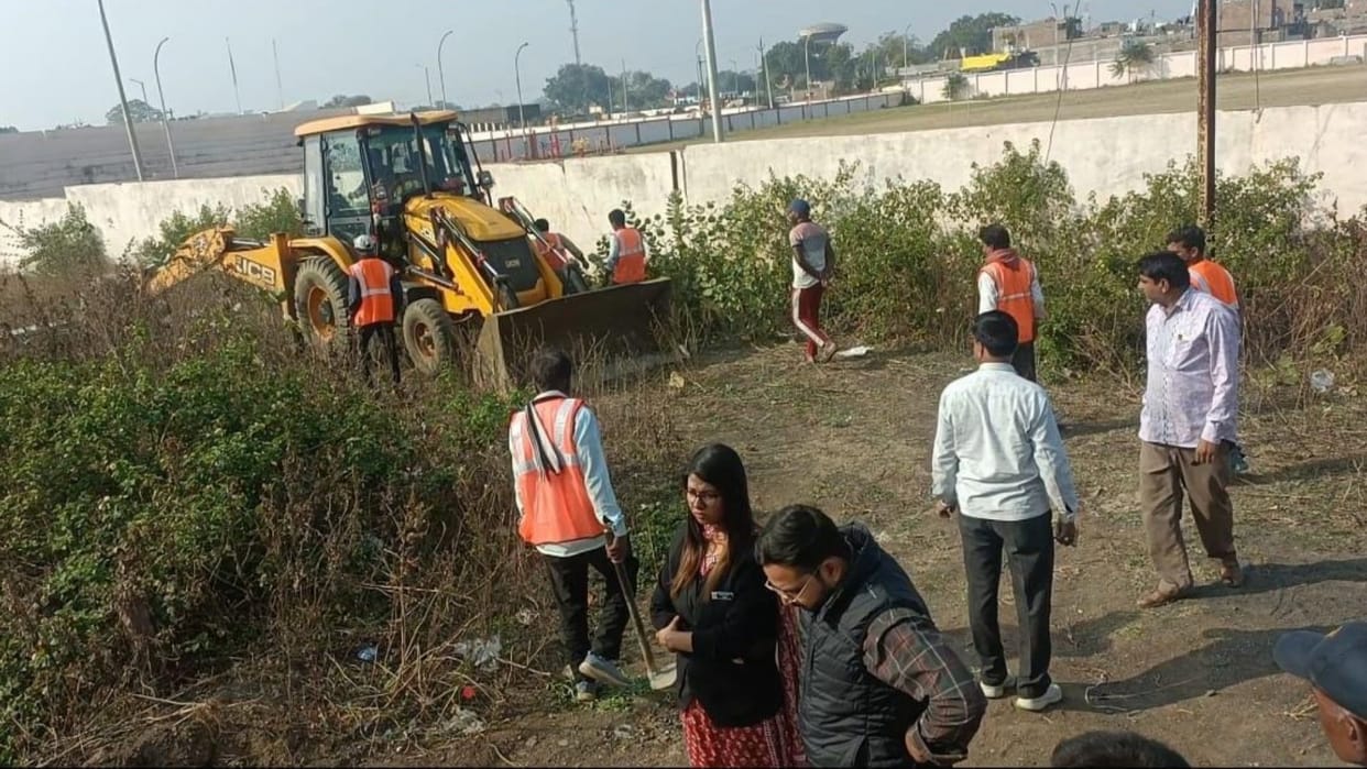 Administration removed encroachment from govt land worth Rs 50 lakh in Mandsaur; JCB demolished boundary wall