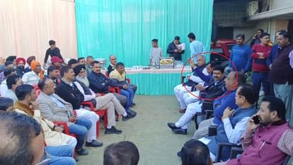 लाल घेरे में अजय मिश्र टेनी और अन्य
