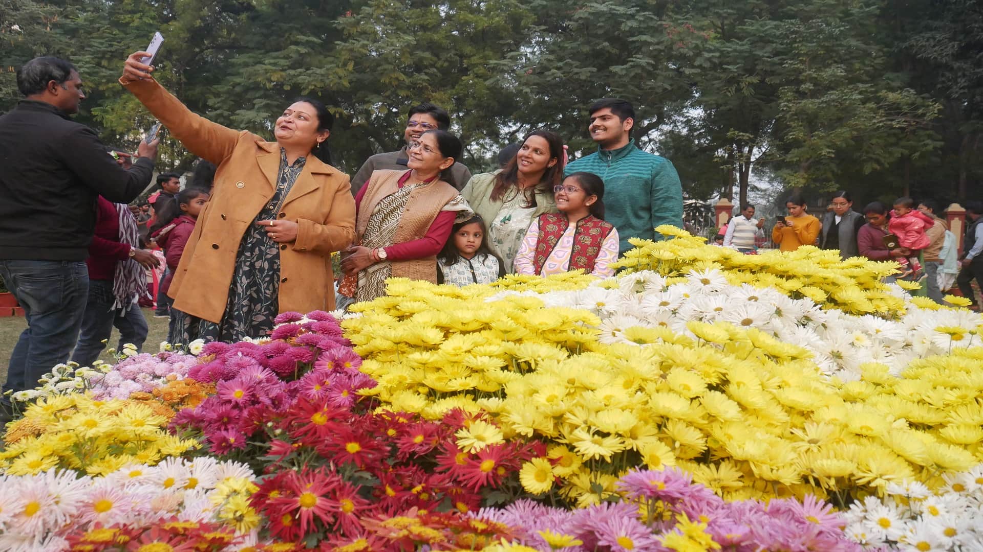 BHU's flower exhibition is amazing, the shape of Mahamana made of more than seven thousand flowers and rice is