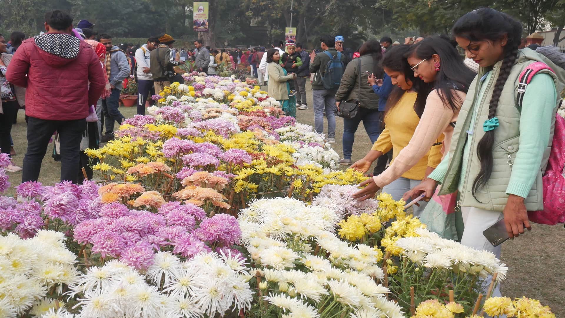 BHU's flower exhibition is amazing, the shape of Mahamana made of more than seven thousand flowers and rice is