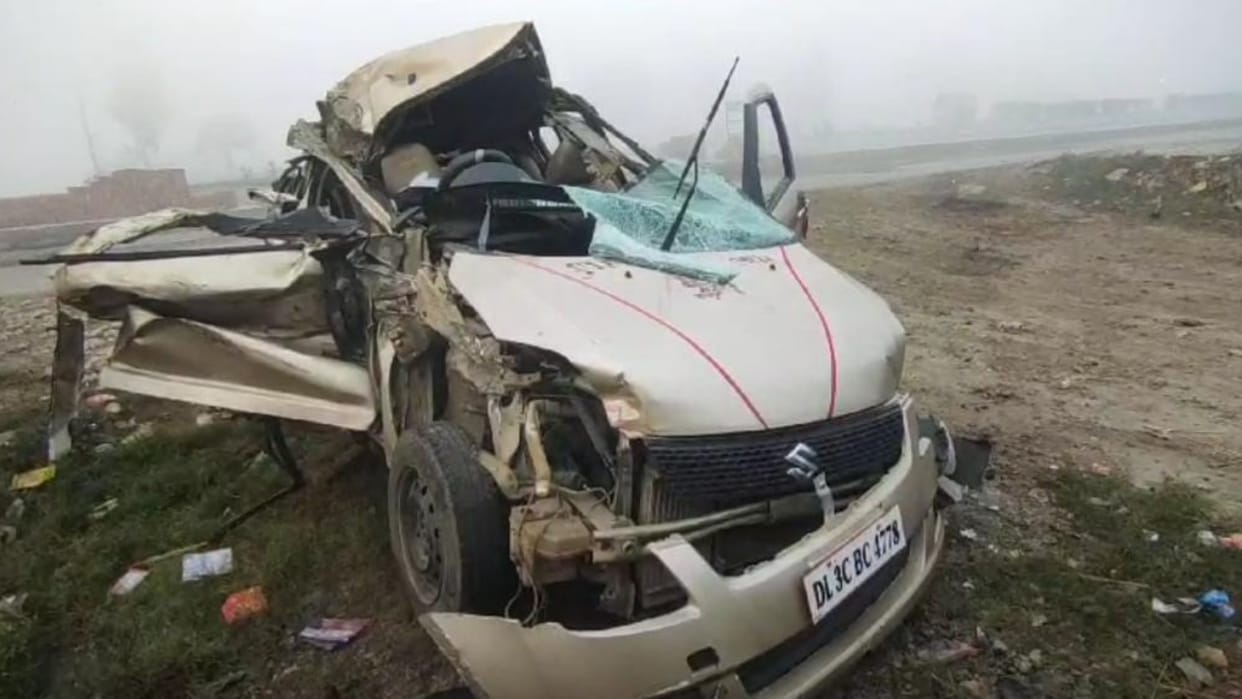 Bihar News Car filled with liquor collides with truck in Kaimur youth from Rohtas dies