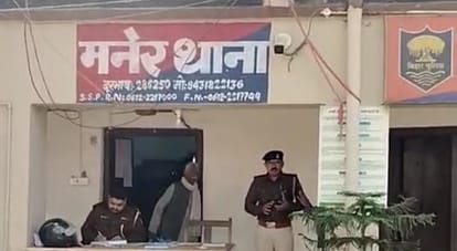 Bihar: 10वीं की छात्रा को दो सहेलियों ने बेरहमी से पीटा, कपड़े भी उतारे; न्याय मांगने थाना पहुंची पीड़िता Bihar : Patna 10th class student brutally beaten by two friends, even stripped of her clothes; Patna Police
