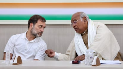 बैठक में शामिल हुए राहुल गांधी और मल्लिकार्जुन खरगे। (फाइल फोटो))