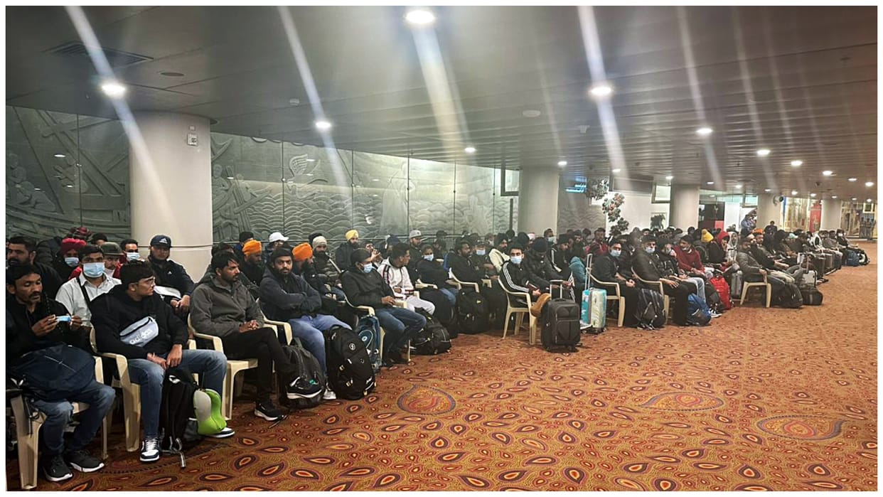 Gujarat Cops to Collect Details With Passenger Returned From France to Trace Agents News in Hindi