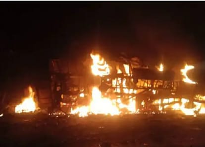 Big Accident in MP: डंपर से टकराने के बाद बस में लगी आग, चार लोग जिंदा जले, नौ घायलों का भेजा अस्पताल Big Accident in MP: Bus caught fire after colliding with dumper, many people burnt alive