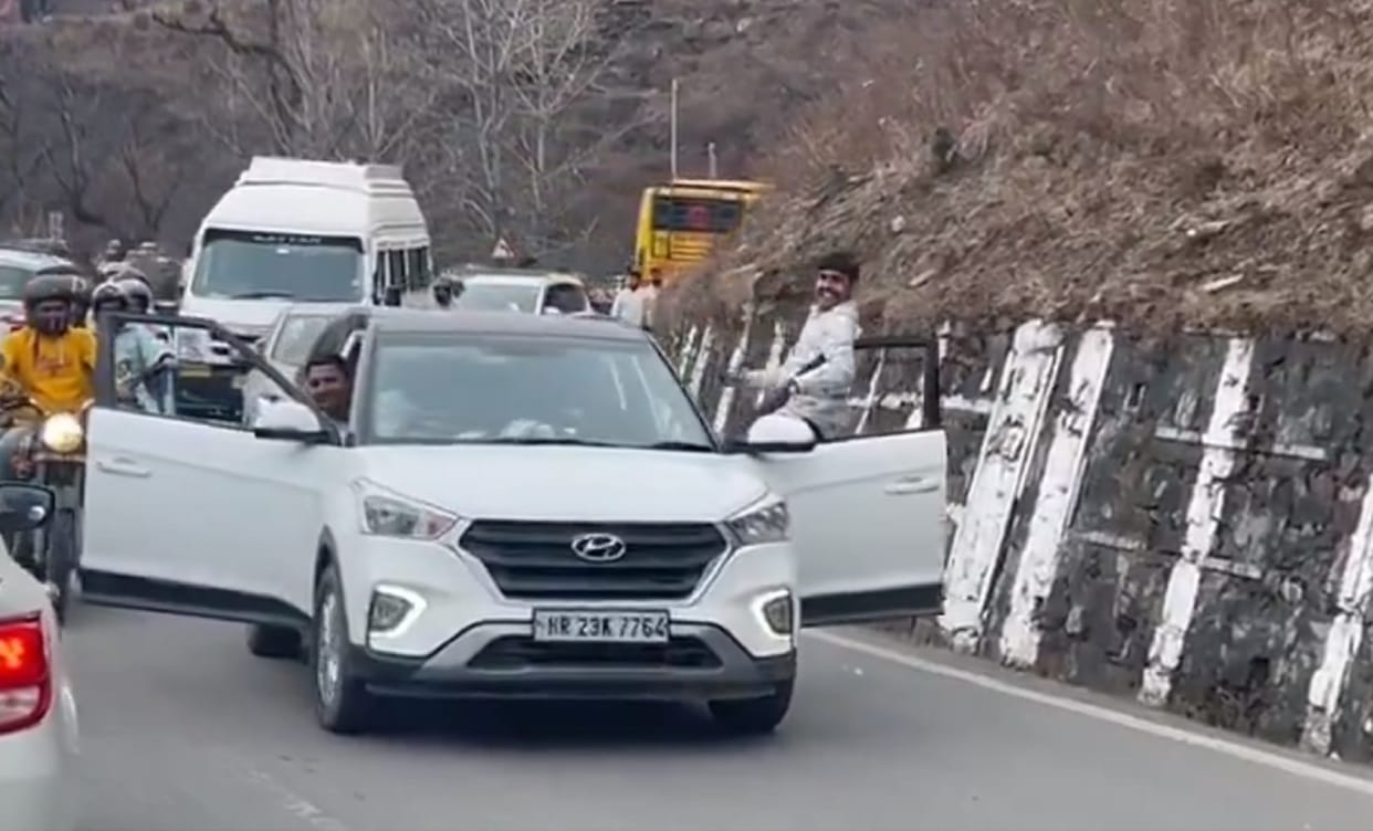 Himachal Pradesh Police fines Haryana driver for driving car with doors open