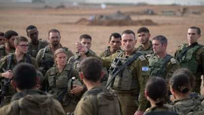 इस्राइली सैनिकों के साथ IDF चीफ हर्जी हलेवी (फाइल)