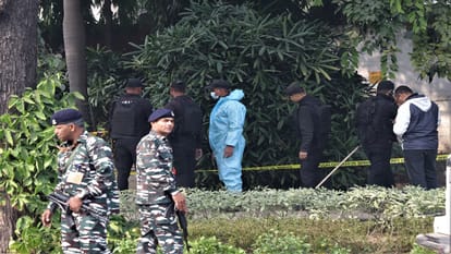 Blast Near Israel Embassy: संदिग्धों की रूट मैपिंग के लिए फुटेज खंगाल रही पुलिस, 100 से अधिक CCTV की जांच Blast Near Israel Embassy Police scanning footage for route mapping of suspects