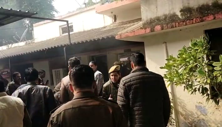 Youth sets himself on fire in SP office in Unnao, 80 percent burnt and Referred to Lucknow, was troubled by la