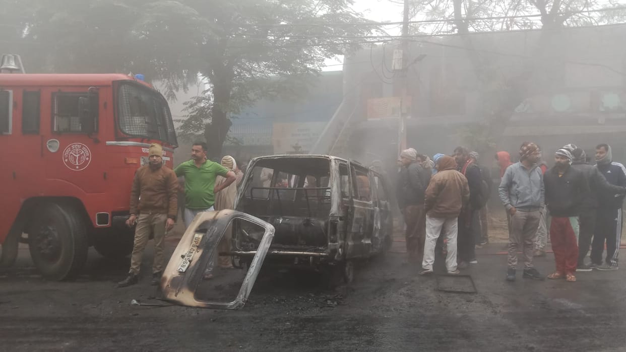 Car started burning on the road in Kannauj, created panic among shopkeepers and passersby