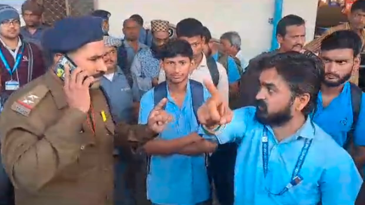 Pantry compartment of Mumbai-Gorakhpur train vandalized, illegal vendors looted, ruckus at Khandwa station.