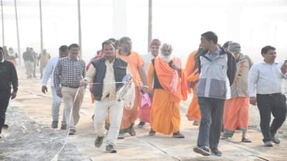 माघ मेले में भूमि आवंटित करते मेला प्राधिकरण के कर्मचारी।