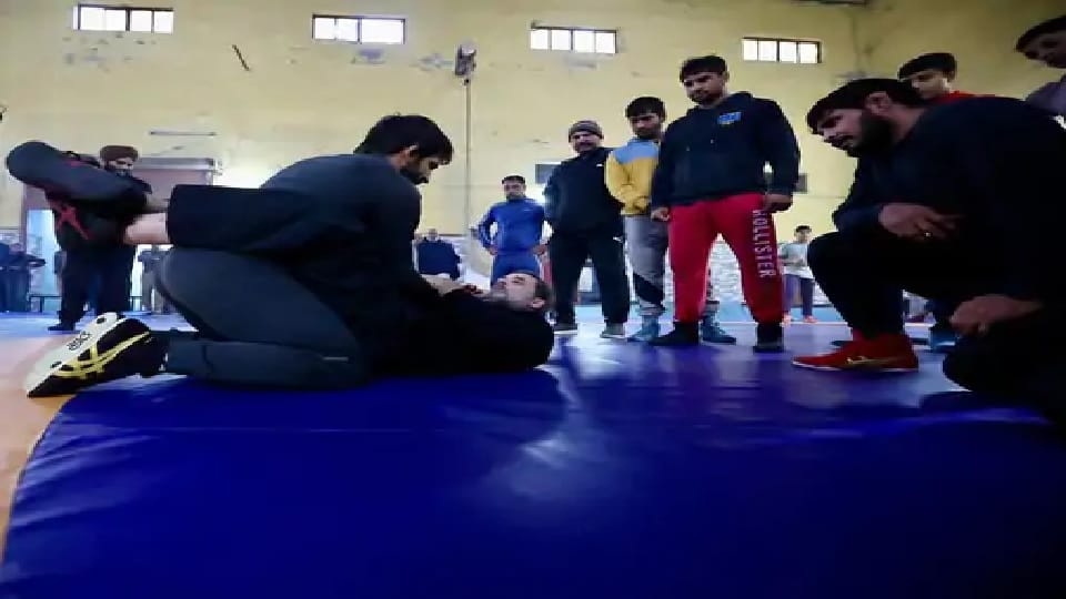 Rahul Gandhi wrestled with Bajrang Punia, millet bread and mustard greens while sitting near stove