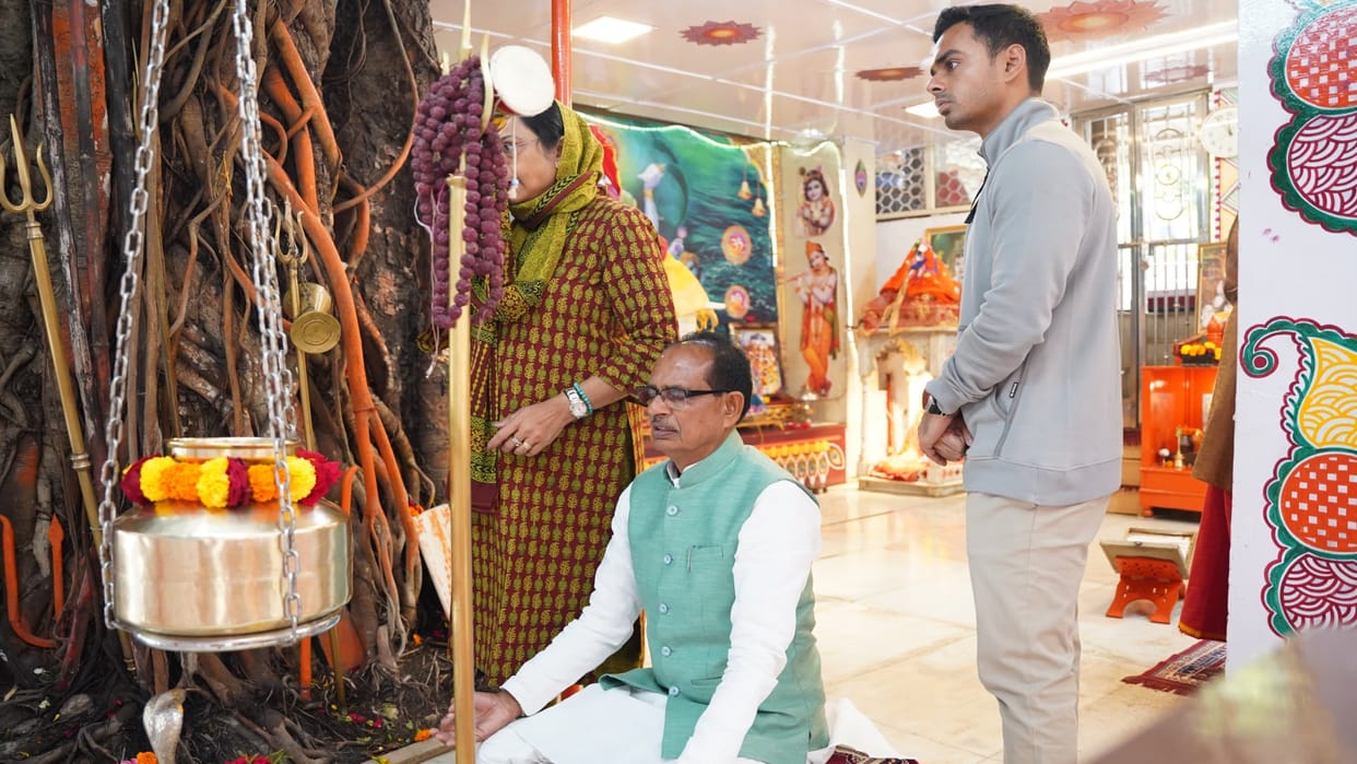 MP News: CM Shivraj's new residence B8-74, vacated CM House after offering prayers in the temple.