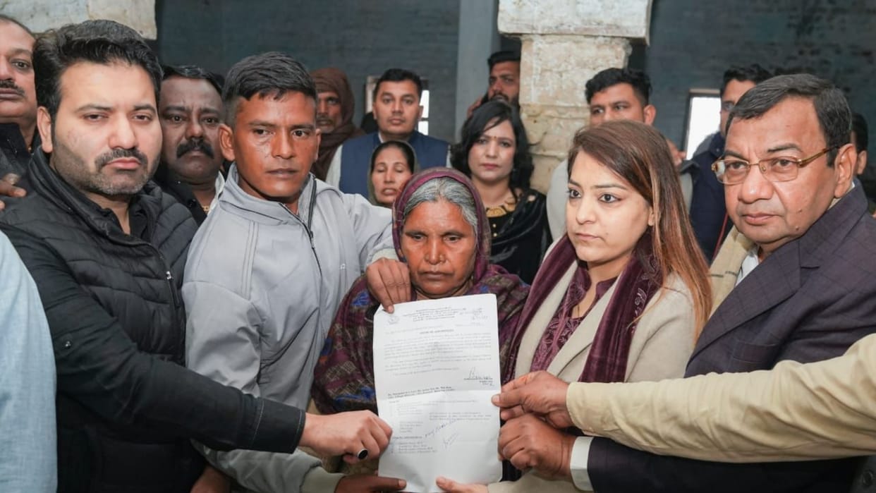 Honor amount and son's appointment letter given to the family of the deceased MCD employee