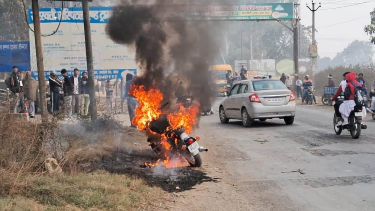 Fire break out in bullet during running on road in Baghpat and youth saved their lives by jumping