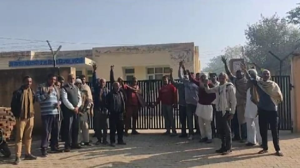 farmers locked the atelier office Due to lack of electricity supply in Mahendragarh