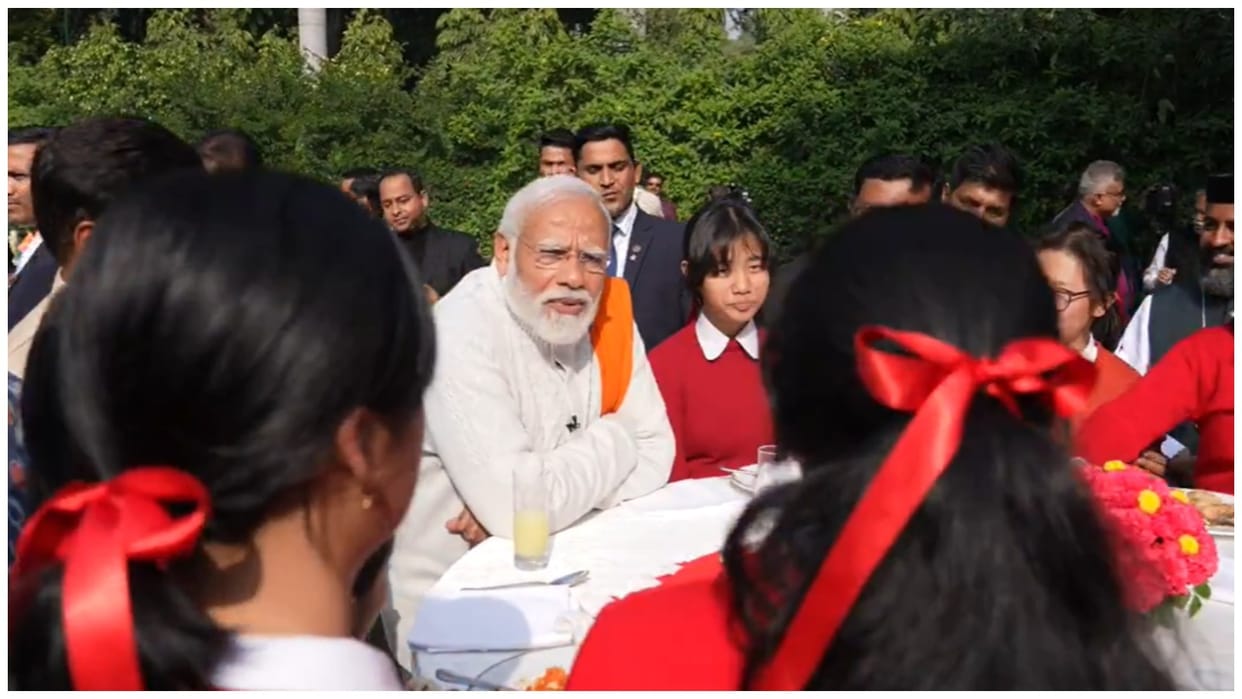Prime Minister Modi meet school students at pm house