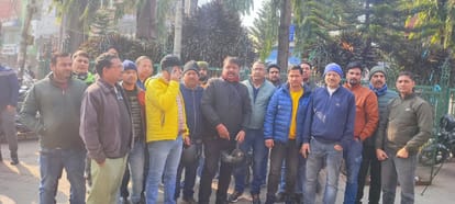 Uttarakhand: श्रीनगर में मेडिकल स्टोर में छापों से मचा हड़कंप, दुकानों पर लटके रहे ताले, लोग परेशान Uttarakhand Srinagar News Raids in medical stores shops remained closed people worried