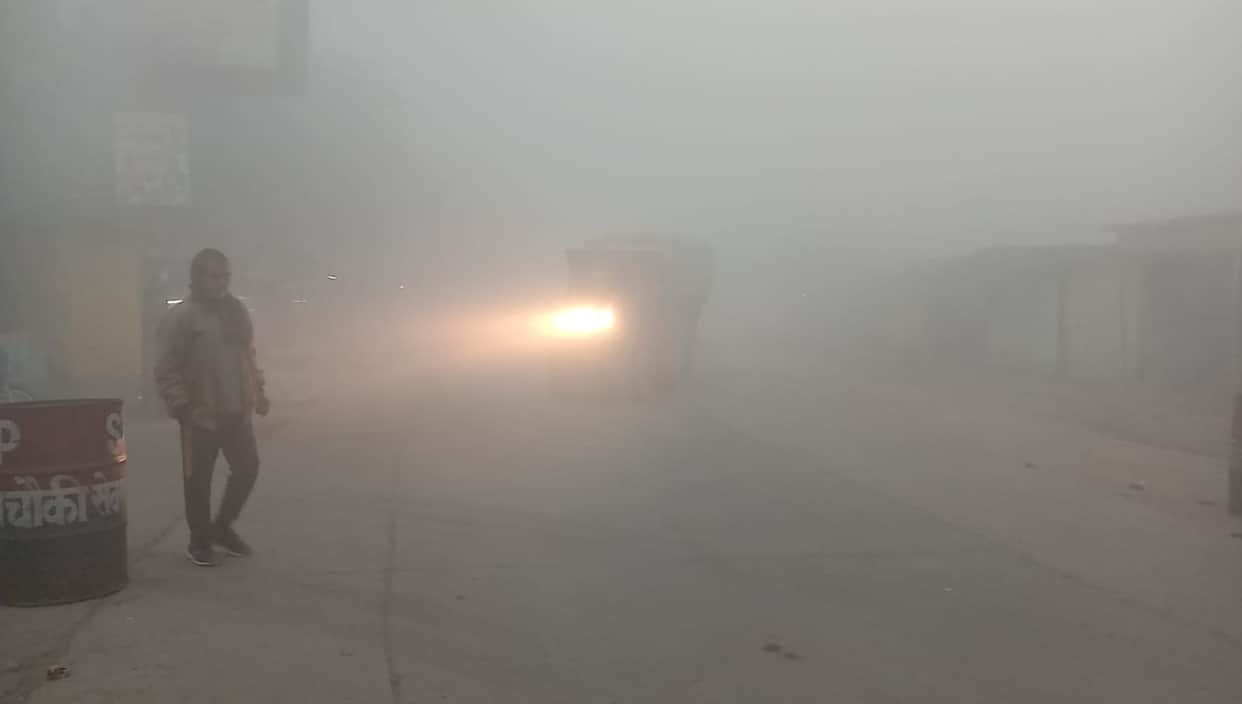 PHOTOS: Purvanchal including Uttar Pradesh in the grip of fog, vehicles running with lights lit during the day
