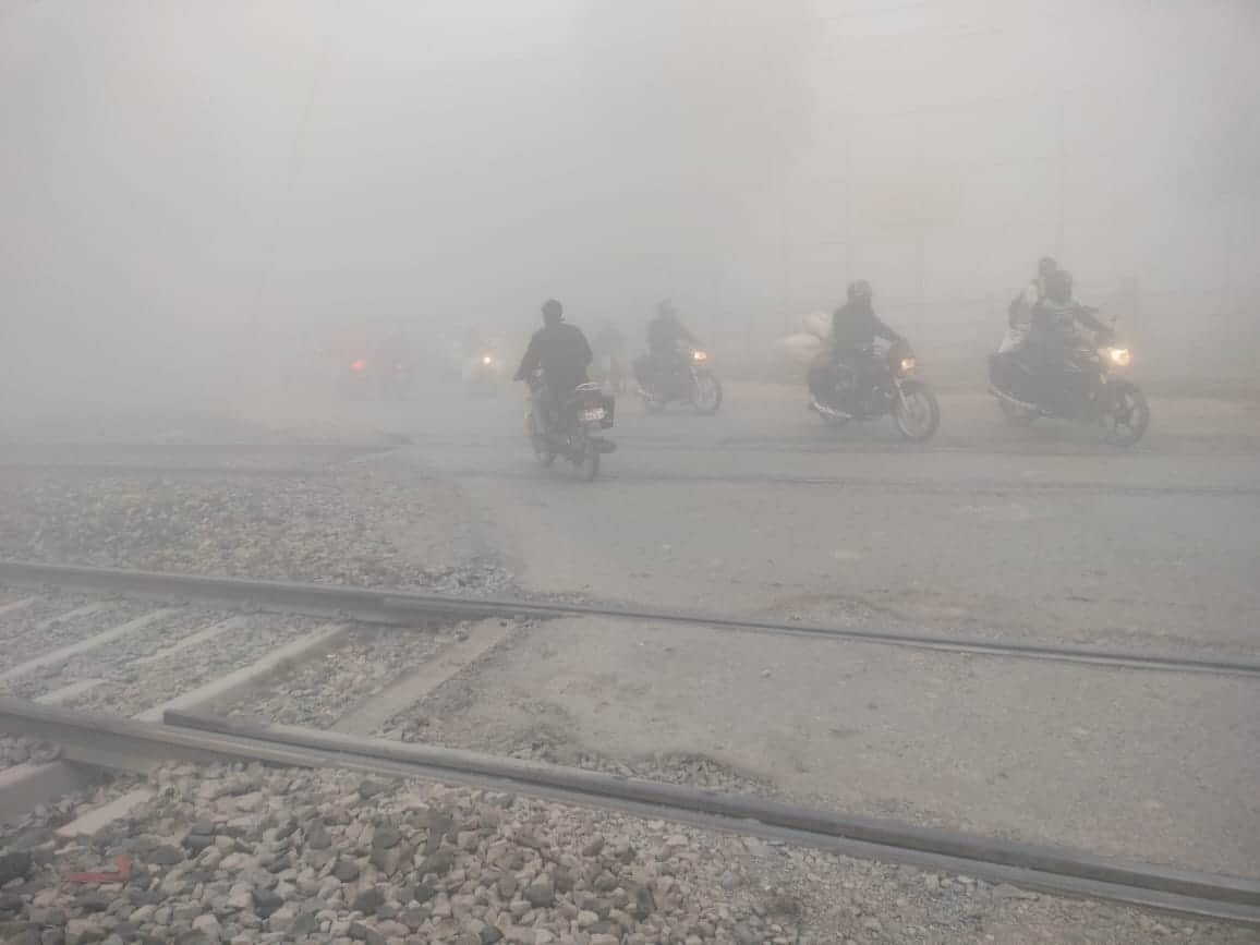 PHOTOS: Purvanchal including Uttar Pradesh in the grip of fog, vehicles running with lights lit during the day