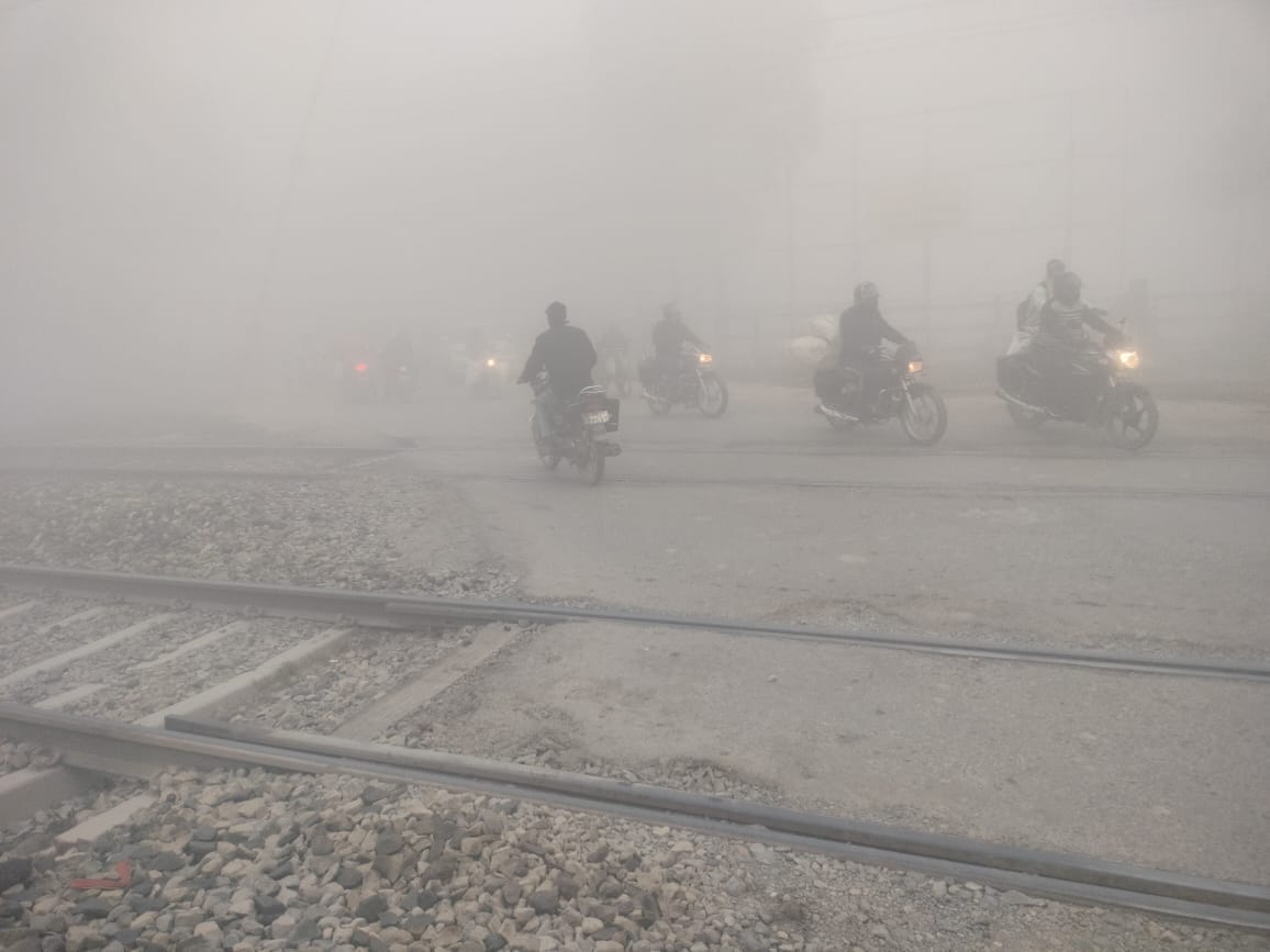 PHOTOS: Purvanchal including Uttar Pradesh in the grip of fog, vehicles running with lights lit during the day