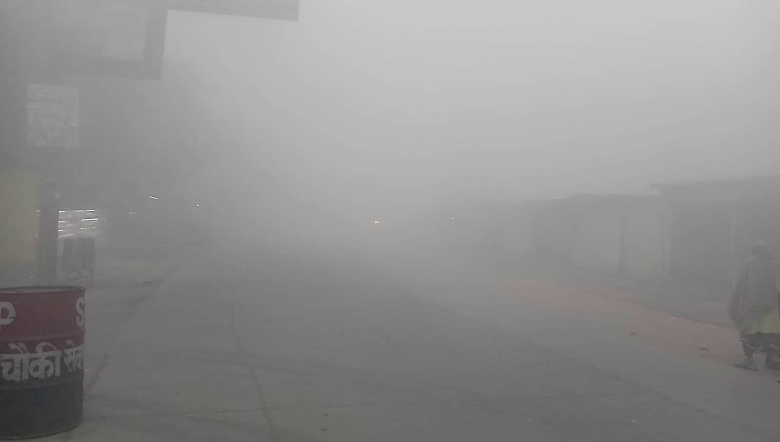 PHOTOS: Purvanchal including Uttar Pradesh in the grip of fog, vehicles running with lights lit during the day