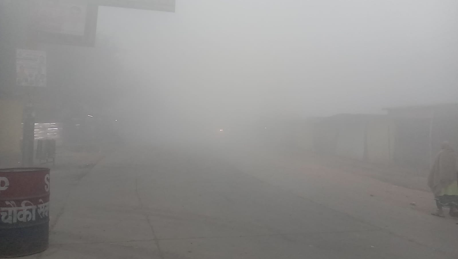 PHOTOS: Purvanchal including Uttar Pradesh in the grip of fog, vehicles running with lights lit during the day
