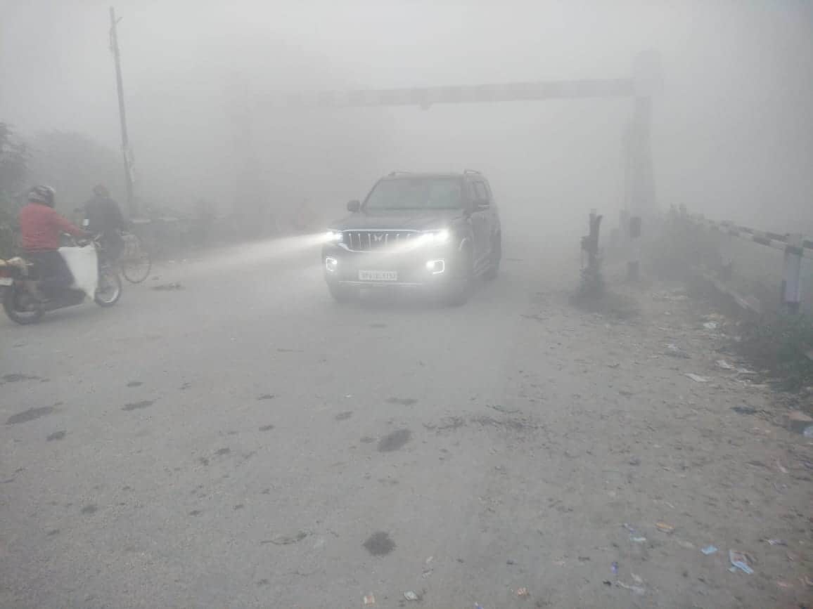 PHOTOS: Purvanchal including Uttar Pradesh in the grip of fog, vehicles running with lights lit during the day